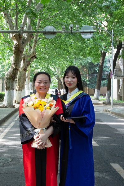 2023090720230518殷菲毕业照-655b.jpg 2023090720230518殷菲毕业照-655b.jpg